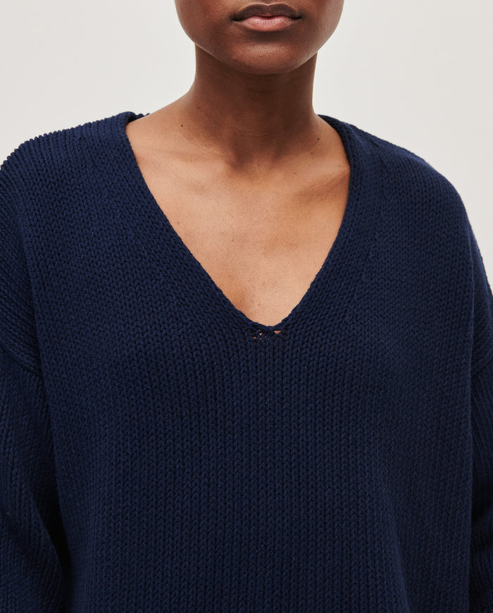 Navy jumper No9 by Babaà, worn by a woman, featuring a cozy, stylish knit with a relaxed fit and ribbed cuffs.
