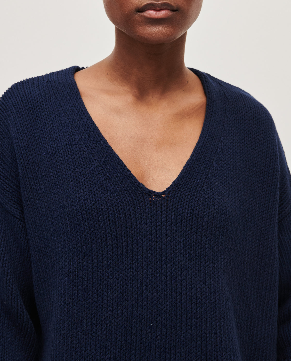 Navy jumper No9 by Babaà, worn by a woman, featuring a cozy, stylish knit with a relaxed fit and ribbed cuffs.
