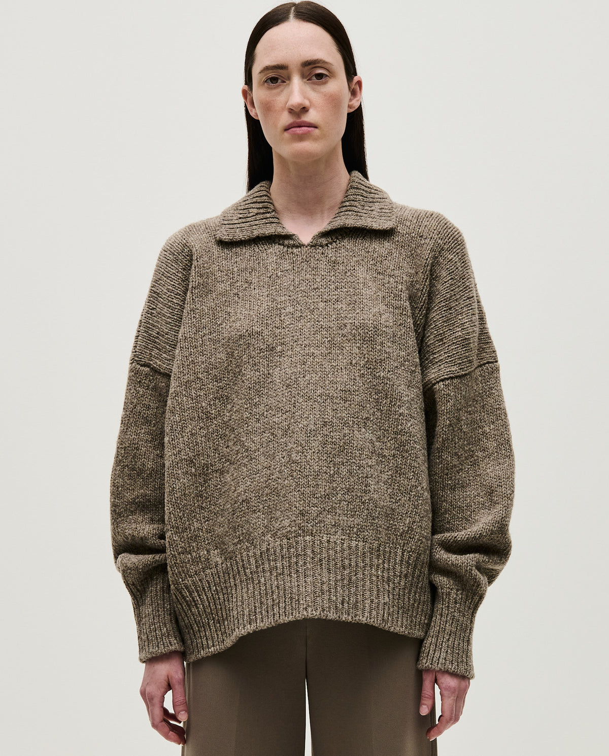 Babaà No90 dark mist women's jumper, soft knit fabric, stylish fit, close-up of the dark gray sweater worn by a woman.