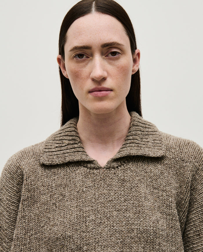 Woman wearing Babaà No90 jumper in dark mist color, showcasing the cozy knit design and relaxed fit.