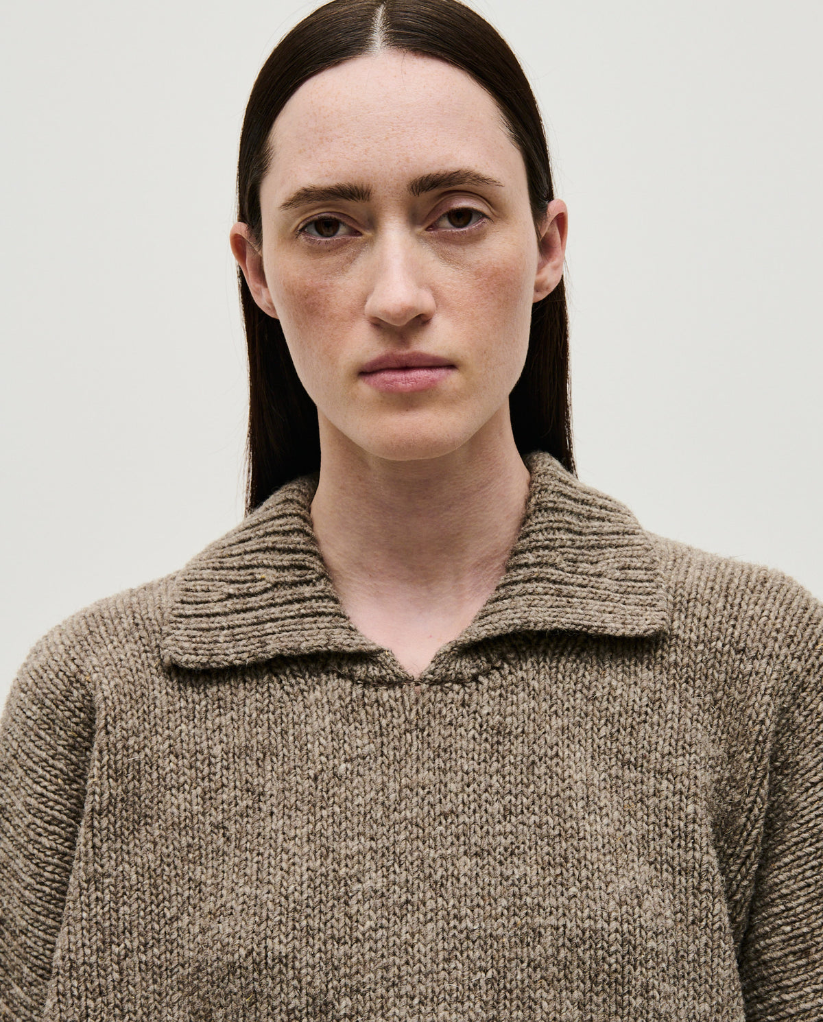 Woman wearing Babaà No90 jumper in dark mist color, showcasing the cozy knit design and relaxed fit.