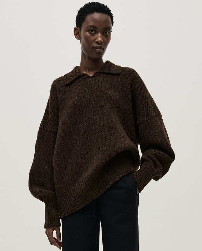 Woman wearing Babaà No90 Earth jumper, soft knit sweater in earthy tone, styled for casual comfort.