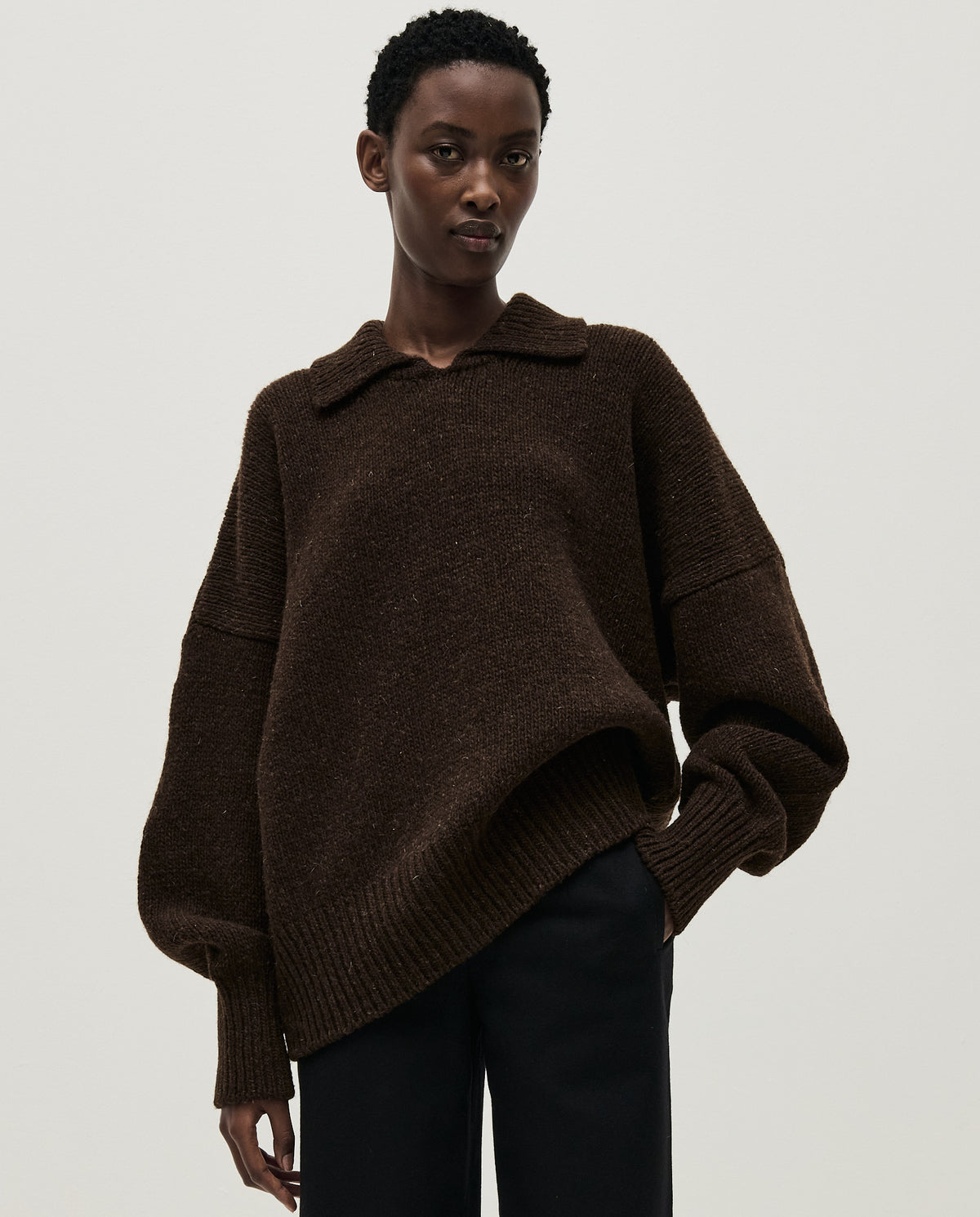 Woman wearing Babaà No90 Earth jumper, soft knit sweater in earthy tone, styled for casual comfort.