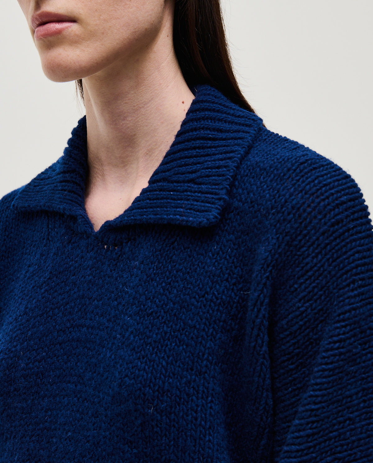 Navy jumper No90 by Babaà worn by a woman, featuring a cozy fit and ribbed cuffs, styled for casual elegance.