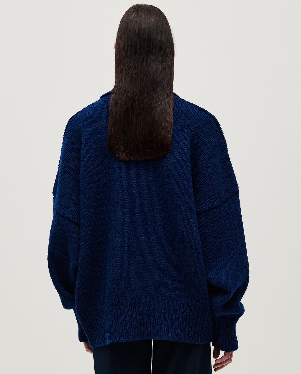Navy jumper No90 by Babaà worn by a woman, featuring a cozy knit design and relaxed fit, ideal for casual winter wear.