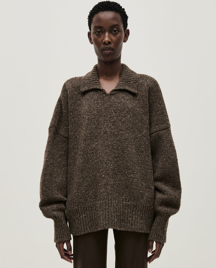 Babaà No90 Oak women's jumper featuring a cozy, knitted design in warm oak color, displayed on a woman.