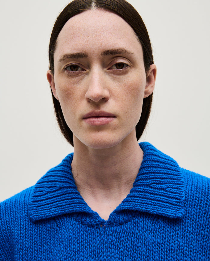 Woman wearing Babaà No90 Winterskies jumper, showcasing a cozy, stylish knit sweater with a high collar and textured pattern.