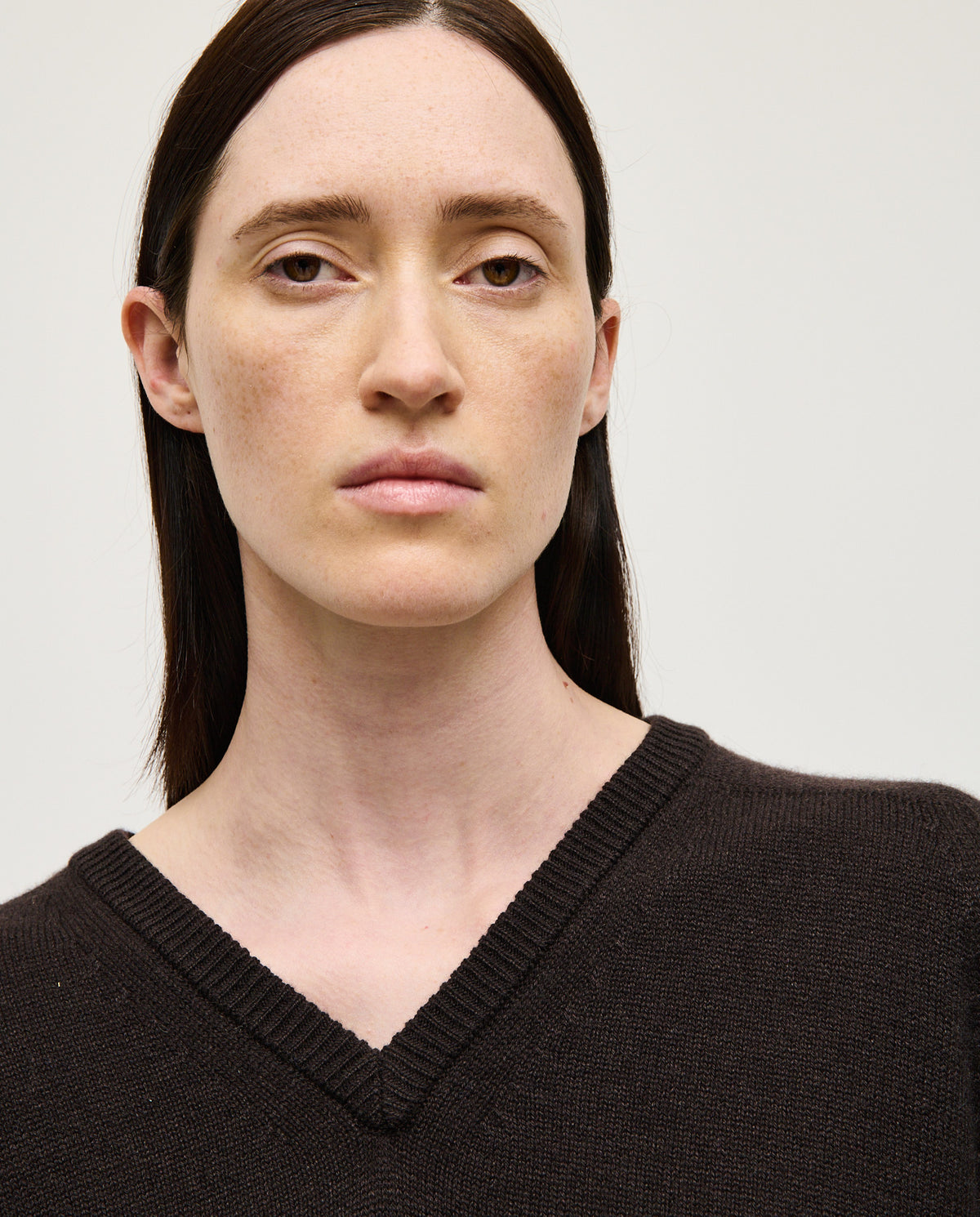 Black Babaà No91 Blackwood jumper worn by a woman, showcasing its cozy fit and stylish design in a natural outdoor setting.