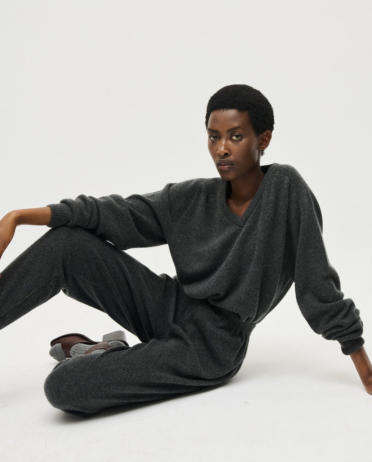 Woman wearing Babaà Jumper No91 Lapiz, stylish knit sweater with a fitted design and vibrant lapiz color.