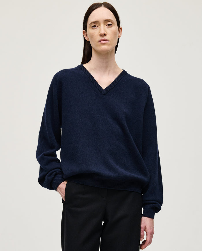 Navy jumper No91 by Babaà worn by a woman, featuring a cozy knit design and relaxed fit, perfect for casual styling.