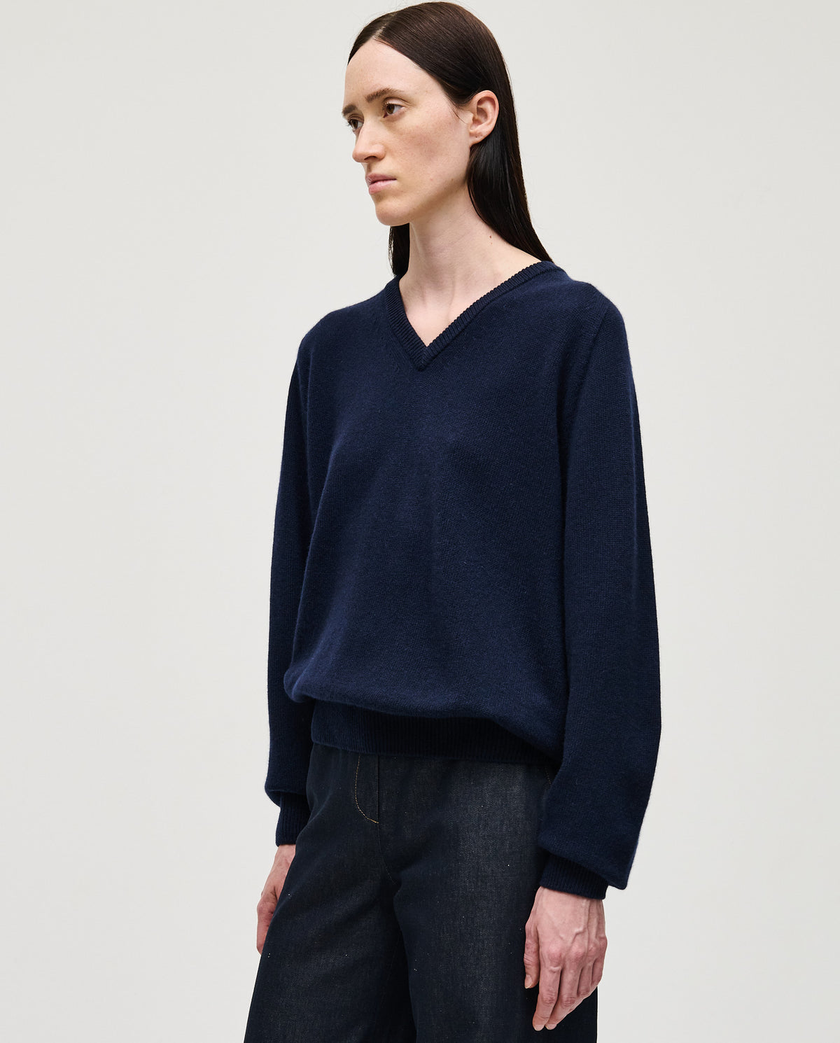 Navy jumper No91 by Babaà worn by a woman, featuring a cozy knit design and a relaxed fit for casual style.