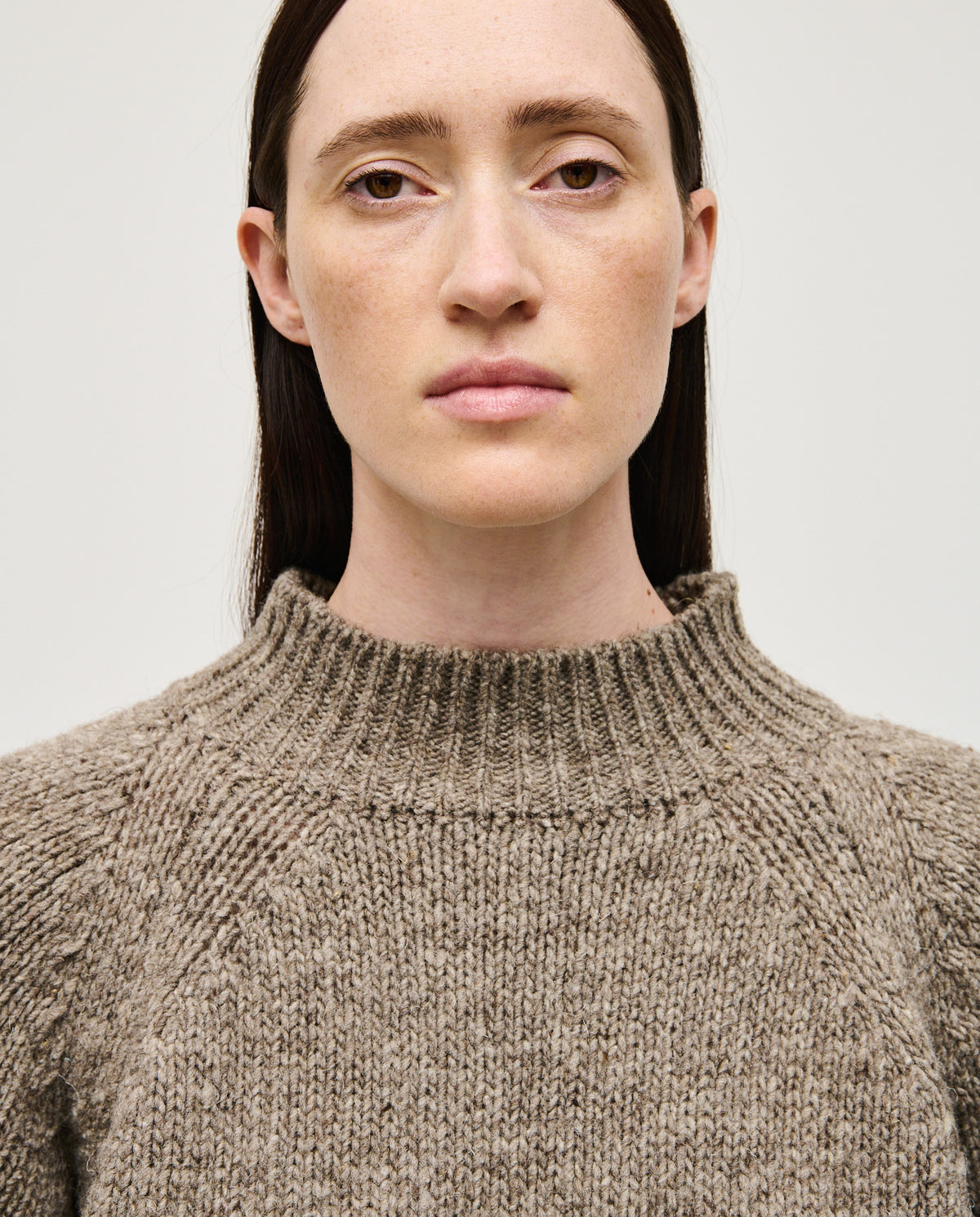 Woman wearing Babaà Jumper No95 in Dark Mist, a cozy knit sweater with a relaxed fit and soft texture.