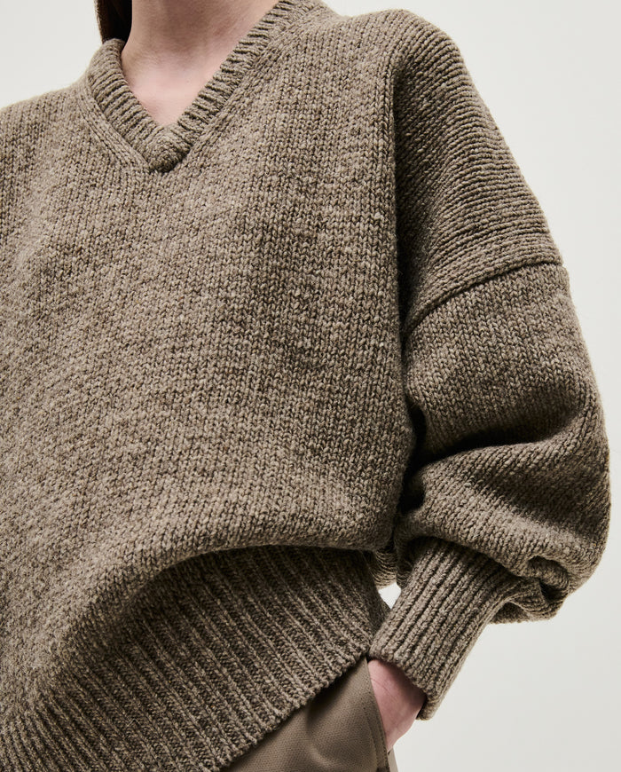 Babaà jumper No97 in dark mist, worn by a woman, showcasing cozy knit fabric and stylish fit against a neutral background.