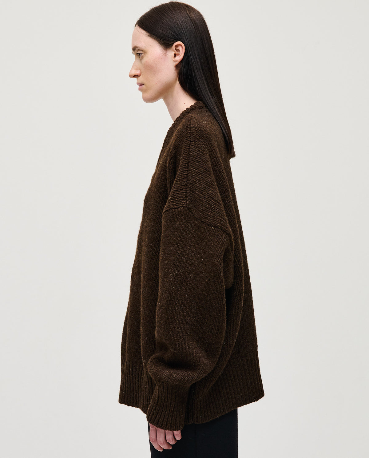 Women’s jumper No97 Earth by Babaà, featuring a cozy, earthy-toned knit sweater worn by a woman outdoors.