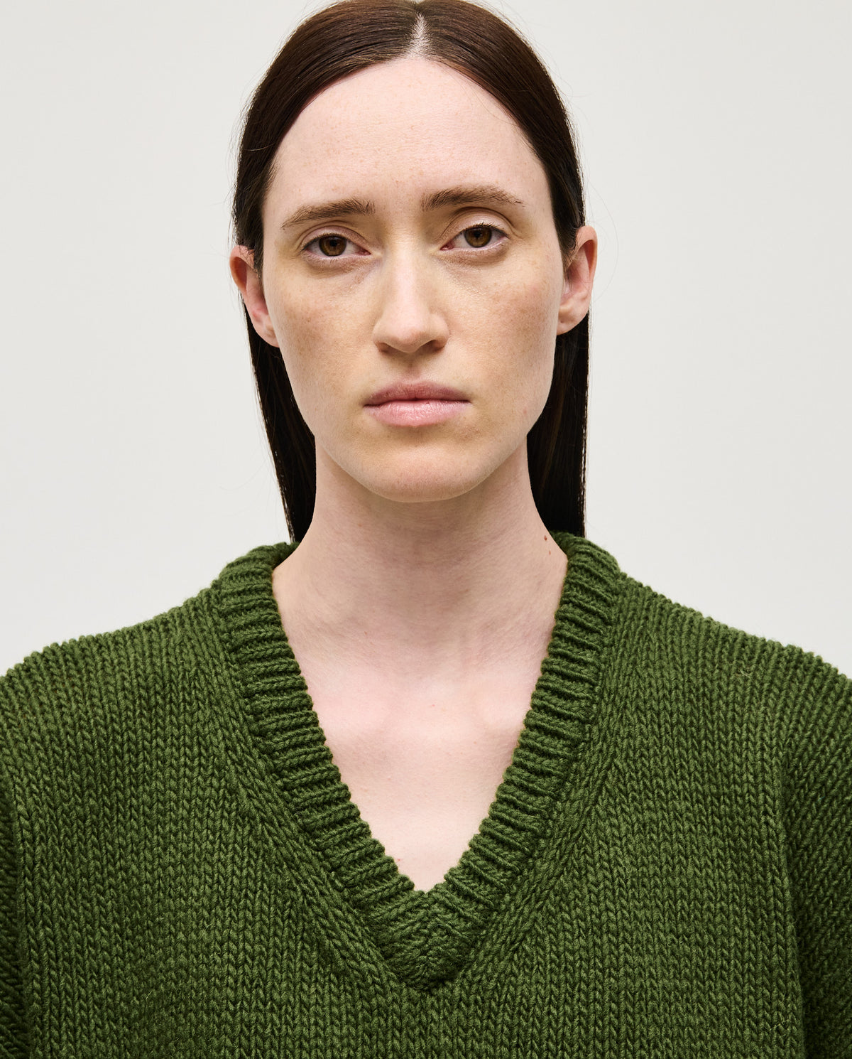Babaà No97 forest green women's jumper, cozy knit sweater with long sleeves and a relaxed fit, displayed on a model.