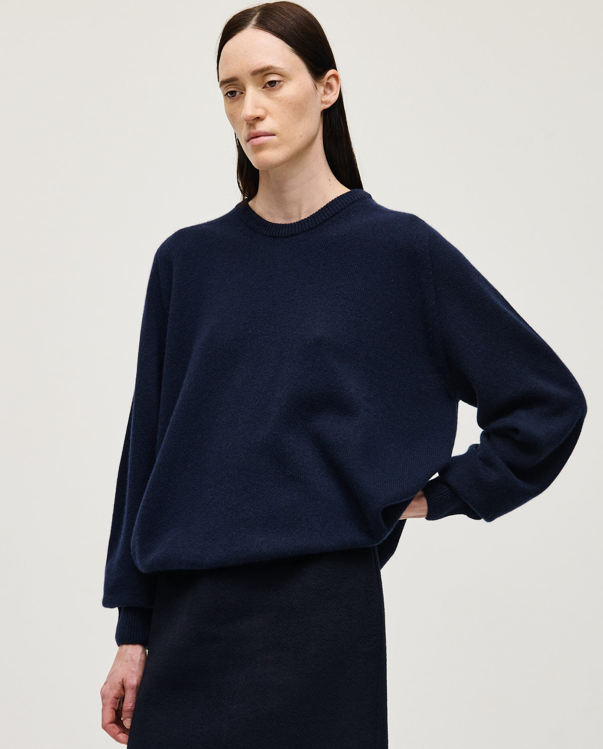 Navy jumper No99 by Babaà worn by a woman, featuring a cozy knit texture and a relaxed fit.