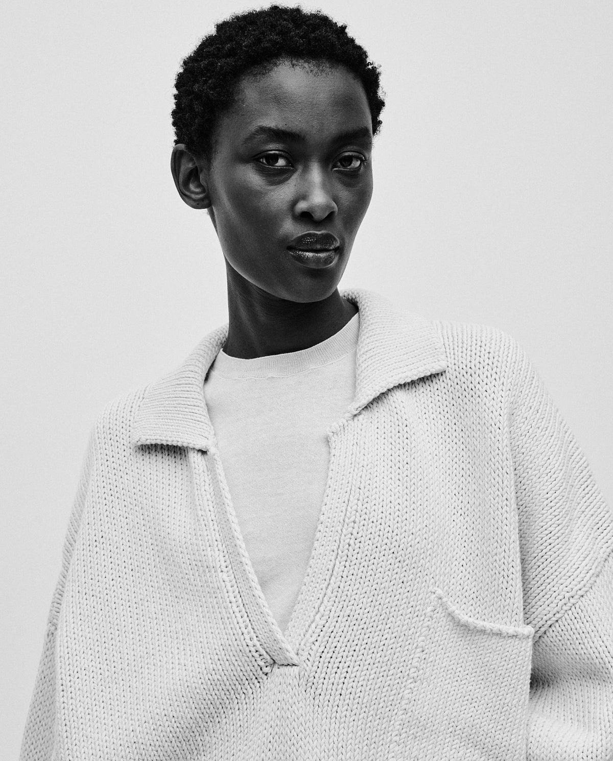 Woman wearing Babaà Polo No1 Natural in a casual fit, showcasing the soft, natural fabric and classic polo design.