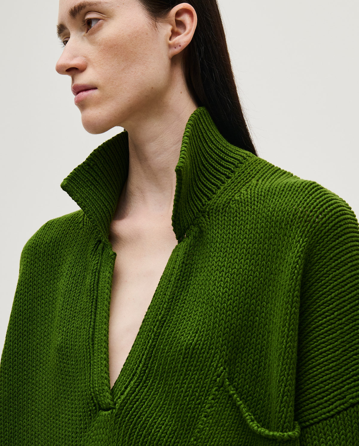 Woman wearing Babaà Polo No1 Pine in a casual fit, showcasing the classic collar and soft pine-colored fabric.