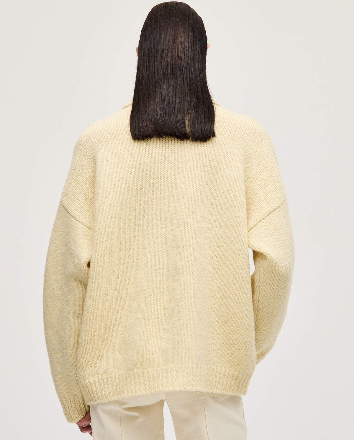 Woman wearing Babaà Polo No93 in natural fabric, showcasing the casual fit and soft texture of the polo shirt.