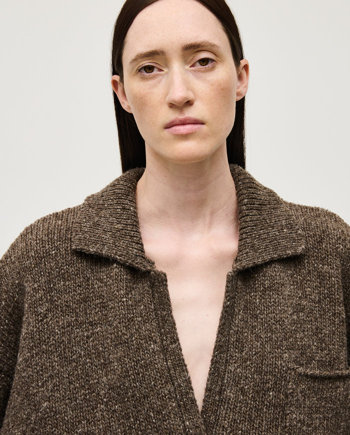 Babaà Polo No93 Oak for women, featuring a stylish brown polo shirt with a classic collar and short sleeves.