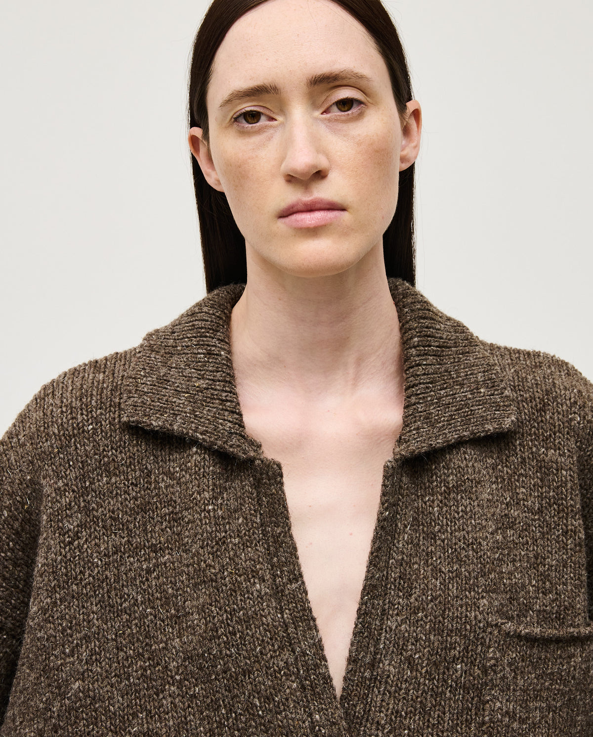 Babaà Polo No93 Oak for women, featuring a stylish brown polo shirt with a classic collar and short sleeves.