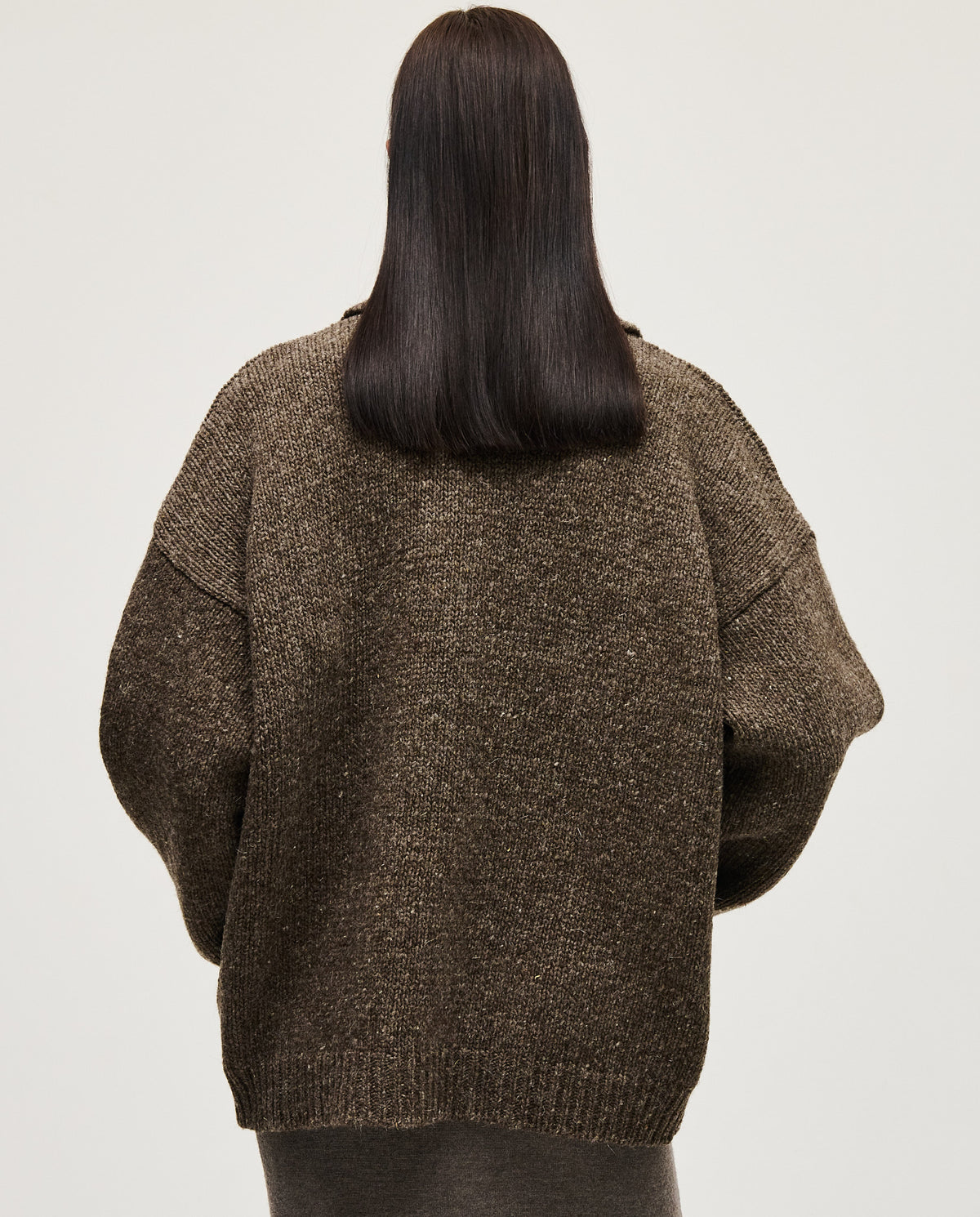 Woman wearing Babaà Polo No93 Oak in natural fabric, featuring a classic collar and buttoned front.