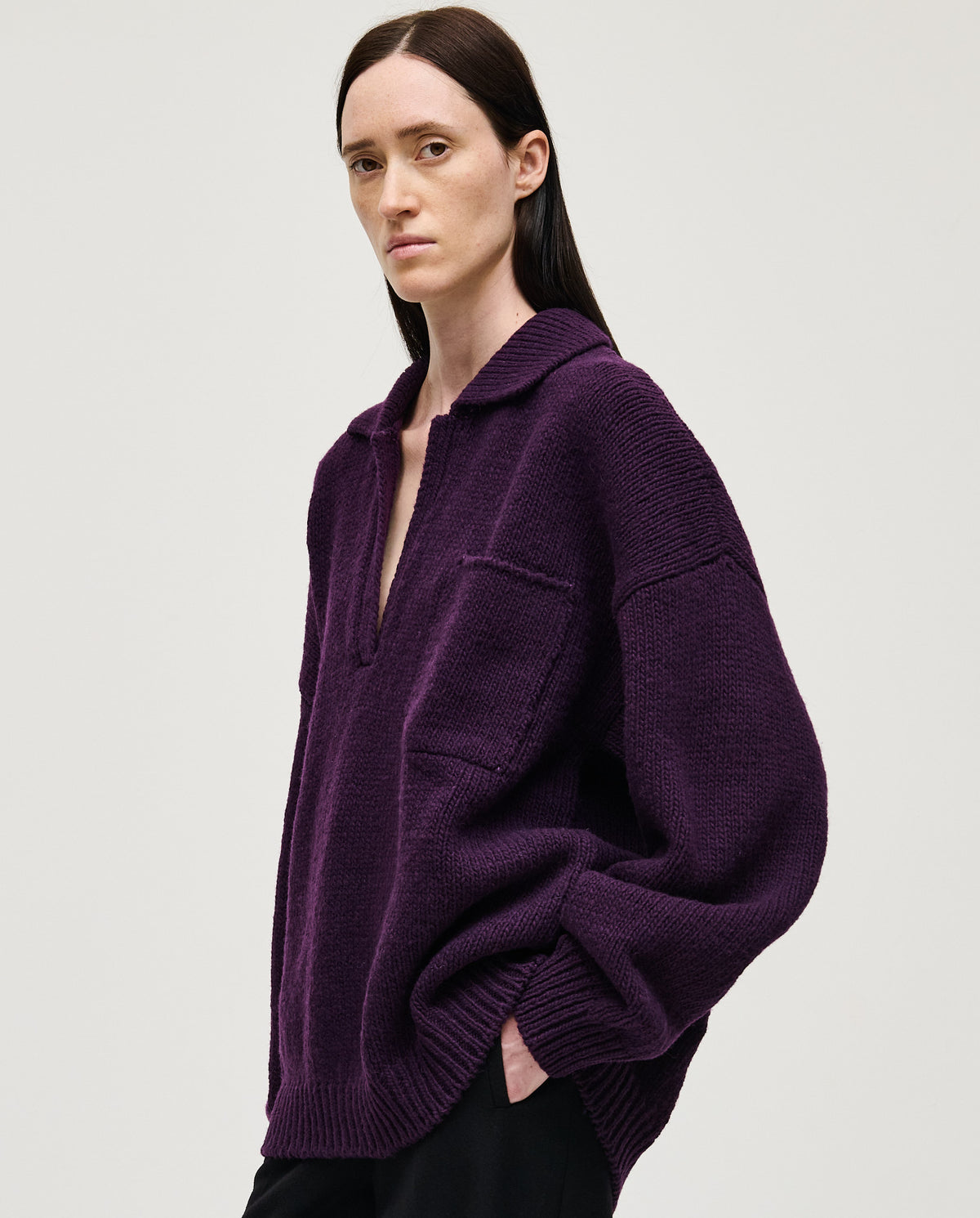 Babaà Polo No93 in vibrant purple worn by a woman, showcasing a stylish casual fit with a classic collar and button front.