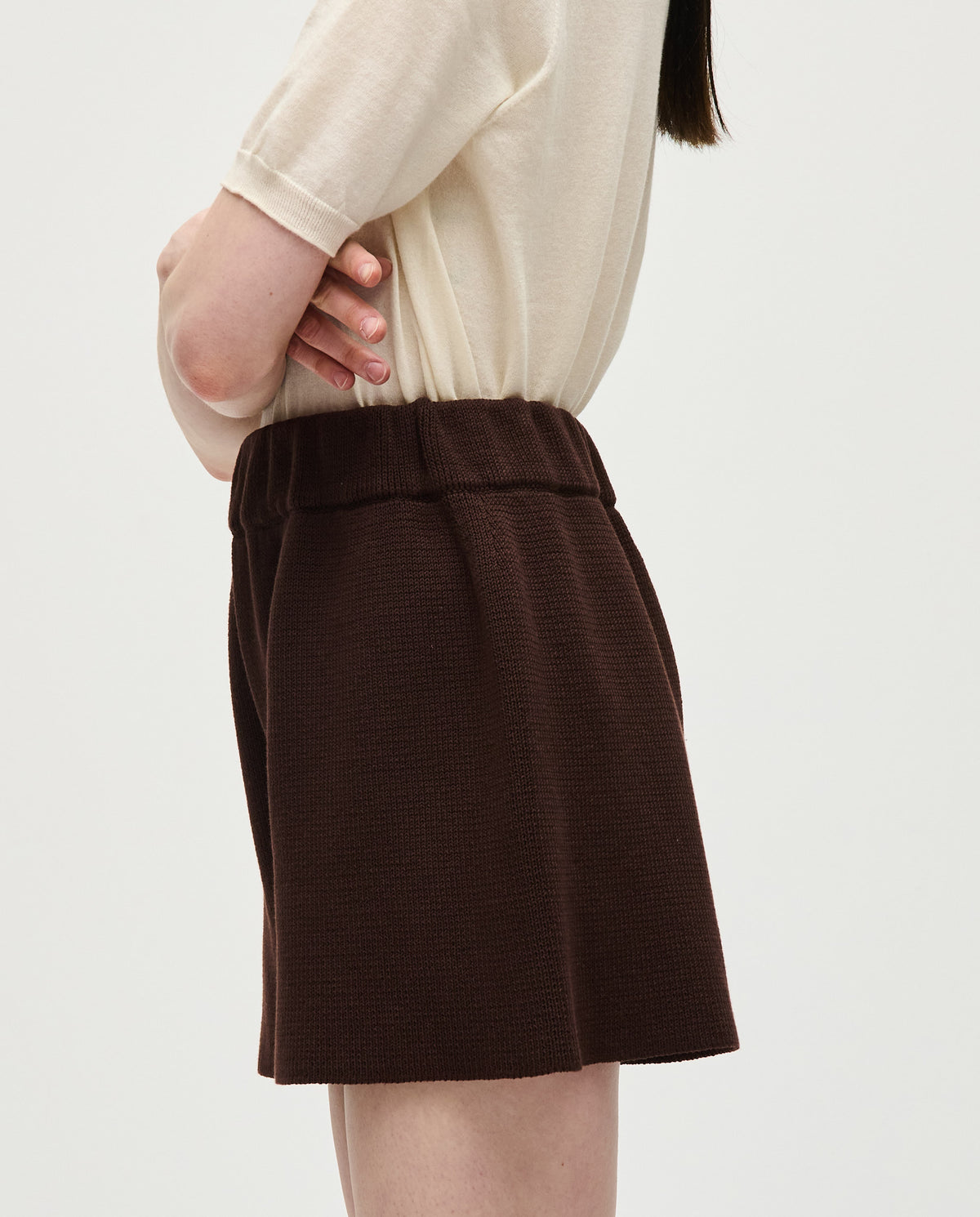 Woman wearing Babaà No35 Husk shorts, casual lightweight shorts with a relaxed fit and neutral color, suitable for warm weather.