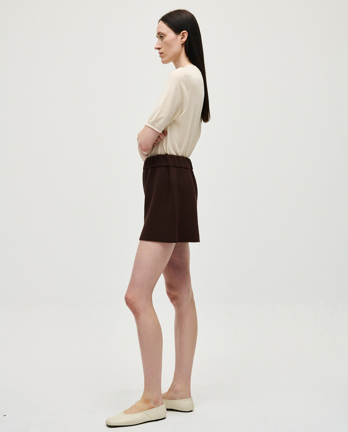 Woman wearing Babaà No35 Husk shorts, stylish casual shorts with a relaxed fit and neutral fabric, ideal for warm weather.