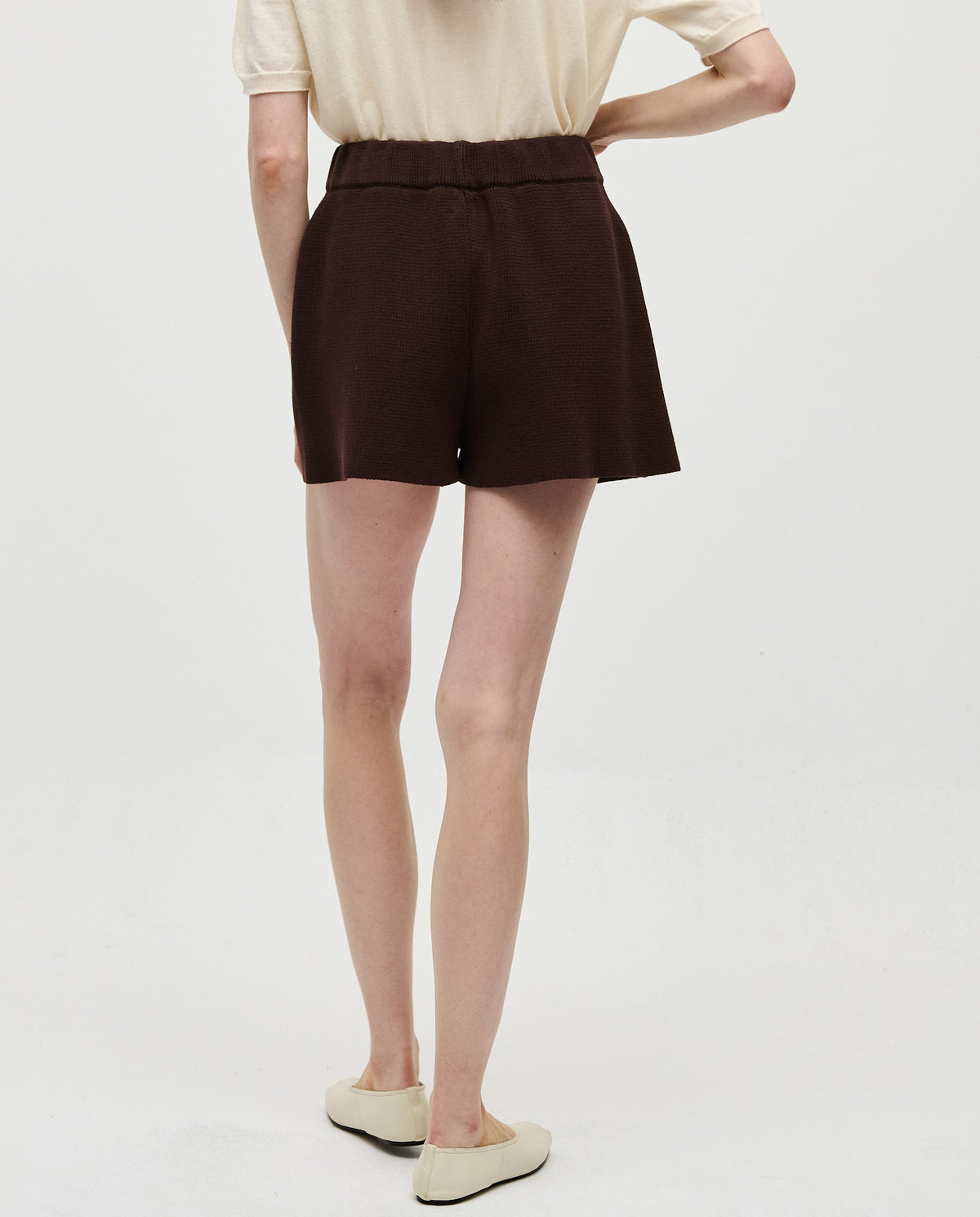 Woman wearing Babaà No35 Husk shorts, lightweight casual shorts with a relaxed fit and neutral color, suitable for summer wear.