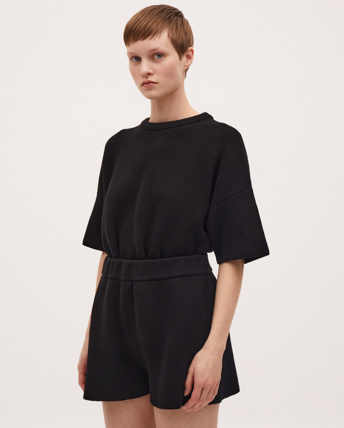 Black Babaà No35 women's shorts with a relaxed fit, featuring a comfortable waistband and stylish design.