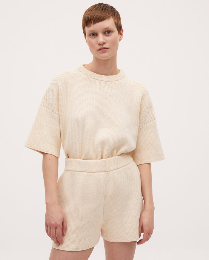 Babaà No35 natural women's shorts made of lightweight fabric, featuring a relaxed fit and casual style.