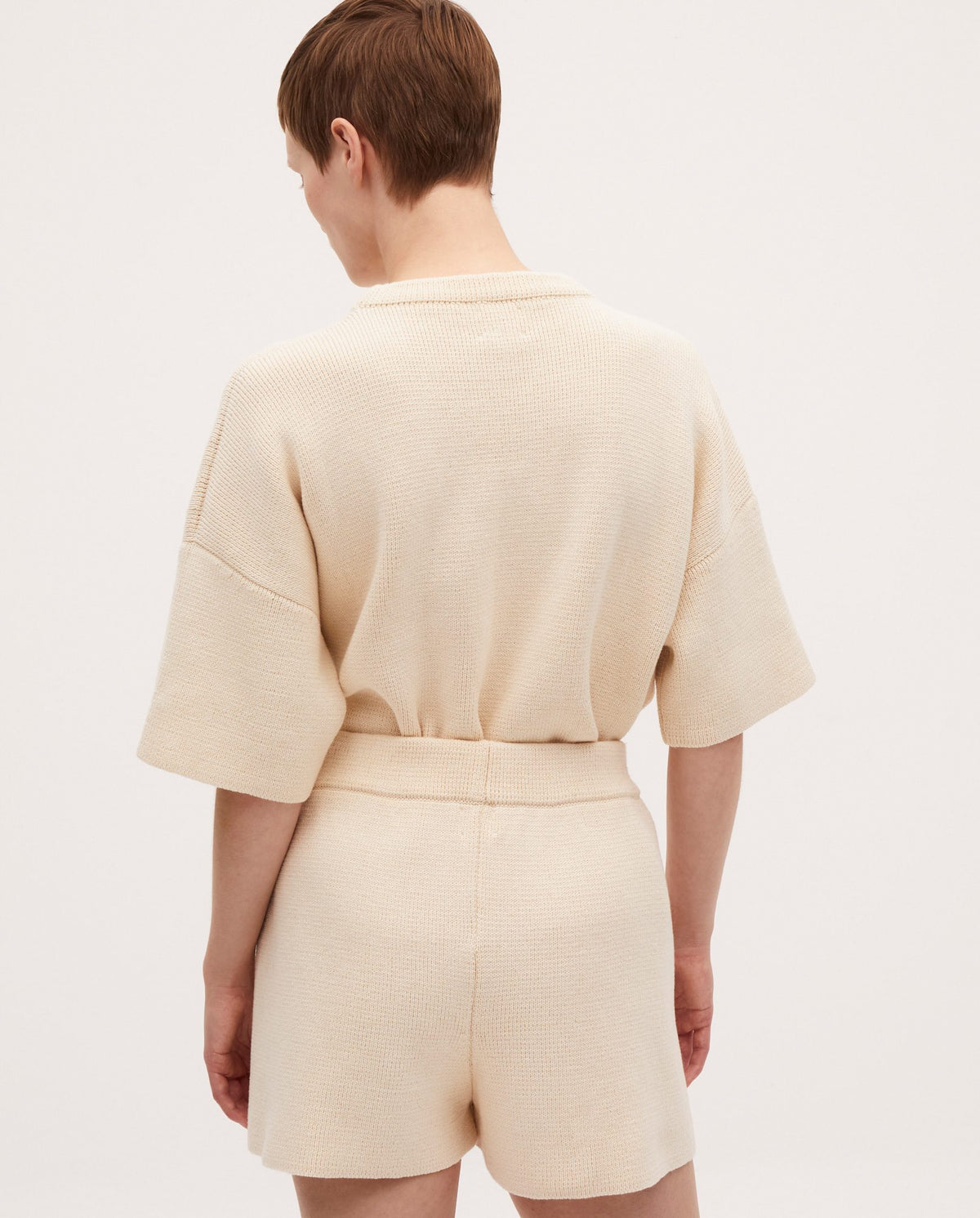 Woman wearing Babaà No35 Natural shorts, showcasing lightweight, beige casual shorts with a relaxed fit and comfortable fabric.