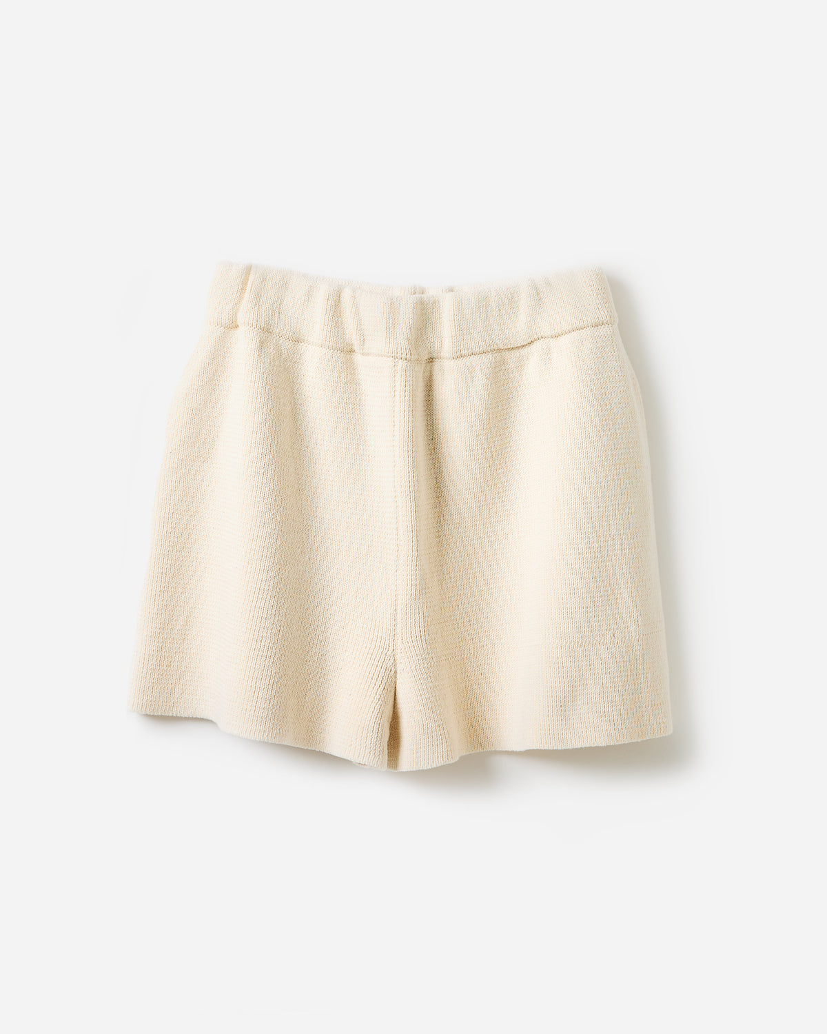 Babaà No35 natural women's shorts, soft fabric, relaxed fit, displayed on a model in a casual outdoor setting.