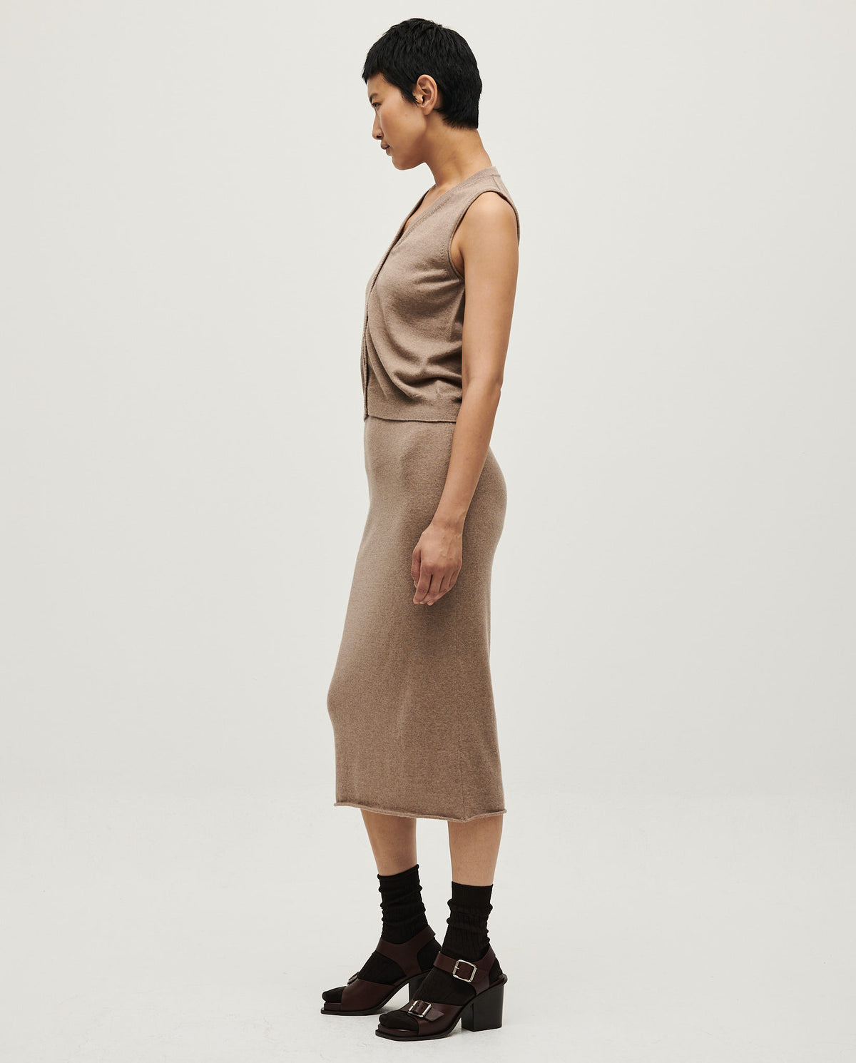 White No25 skirt by Babaà, stylish women's skirt with elegant design, shown in a close-up image highlighting fabric and details.