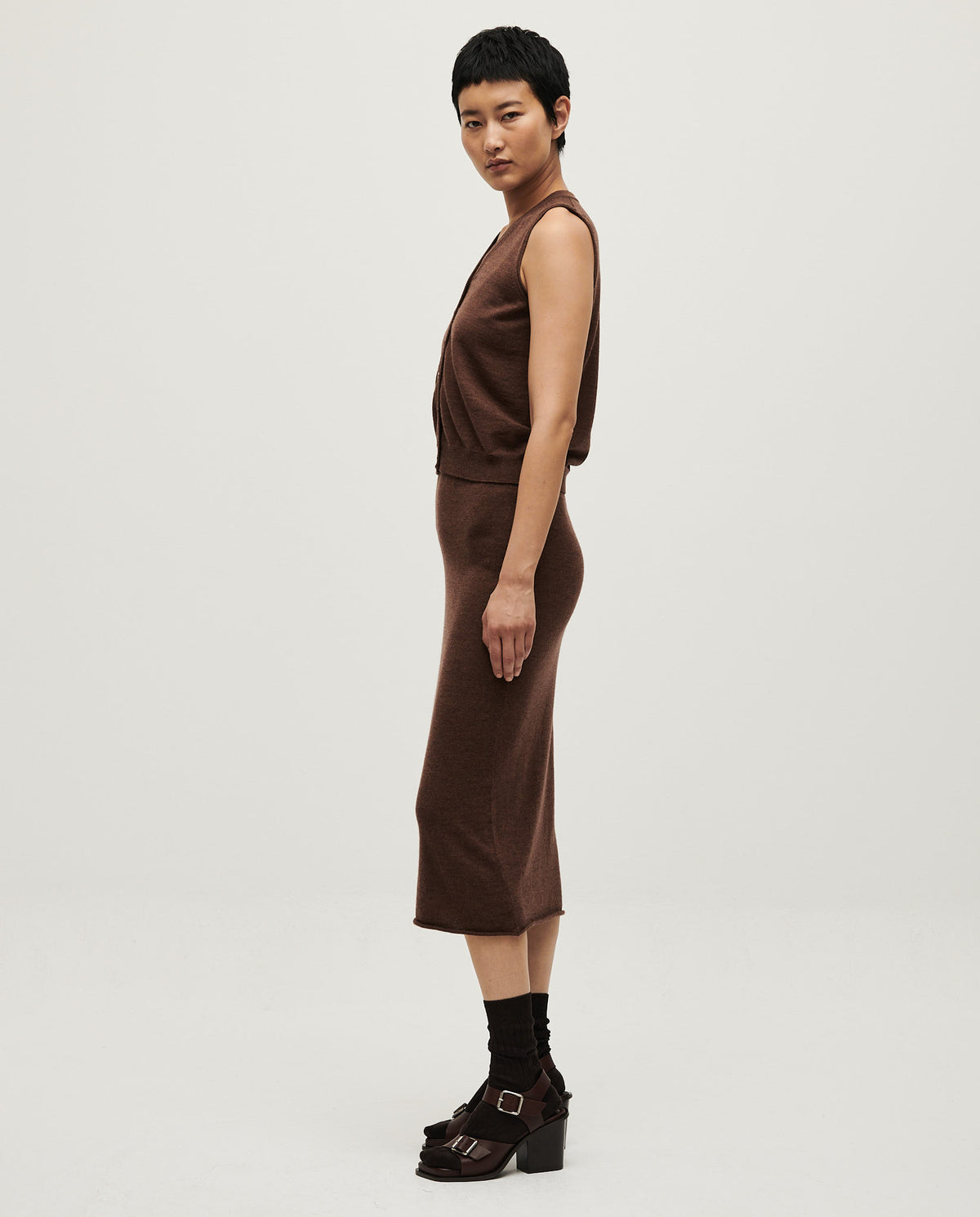 Red Babaà No25 Roble skirt for women, showcasing a stylish knee-length design with a flattering fit and vibrant color.