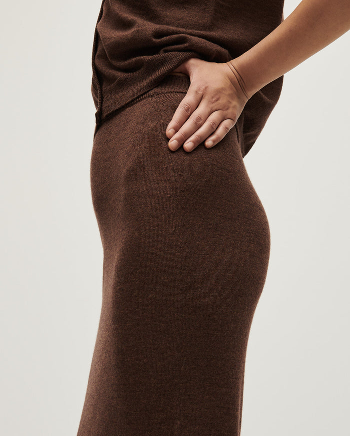 Babaà No25 Roble Rojo women's skirt in vibrant red fabric with a stylish, flowy design and waistband detail.
