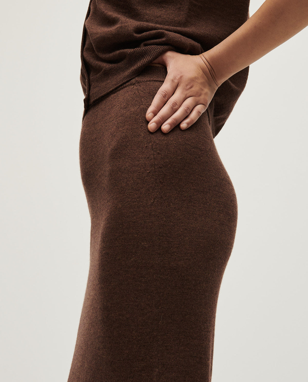 Babaà No25 Roble Rojo women's skirt in vibrant red fabric with a stylish, flowy design and waistband detail.