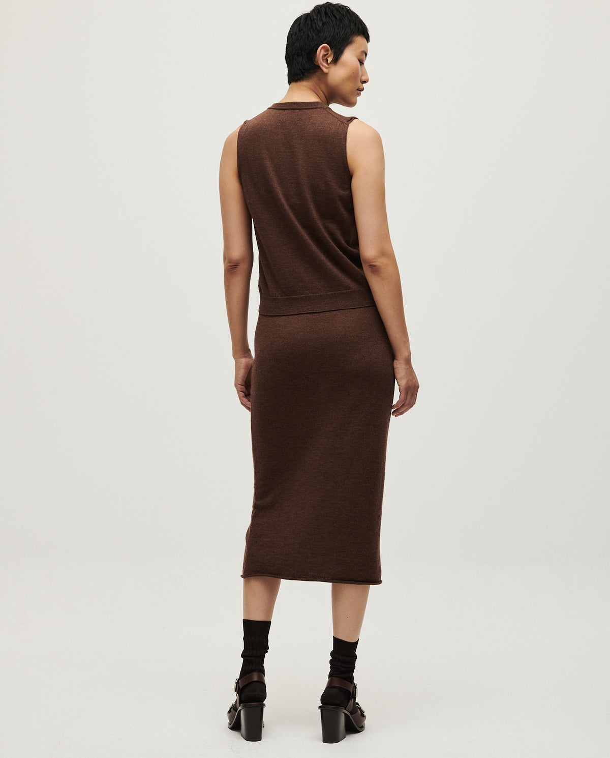 Woman wearing Babaà Skirt No25 in Roble Rojo, featuring a stylish red skirt with a flowy design and elegant fit.