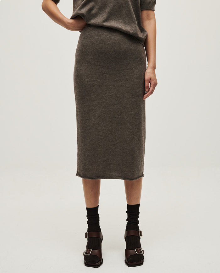 Babaà No25 Volcán women's skirt with vibrant volcanic-inspired pattern, flowing fabric, and stylish design.