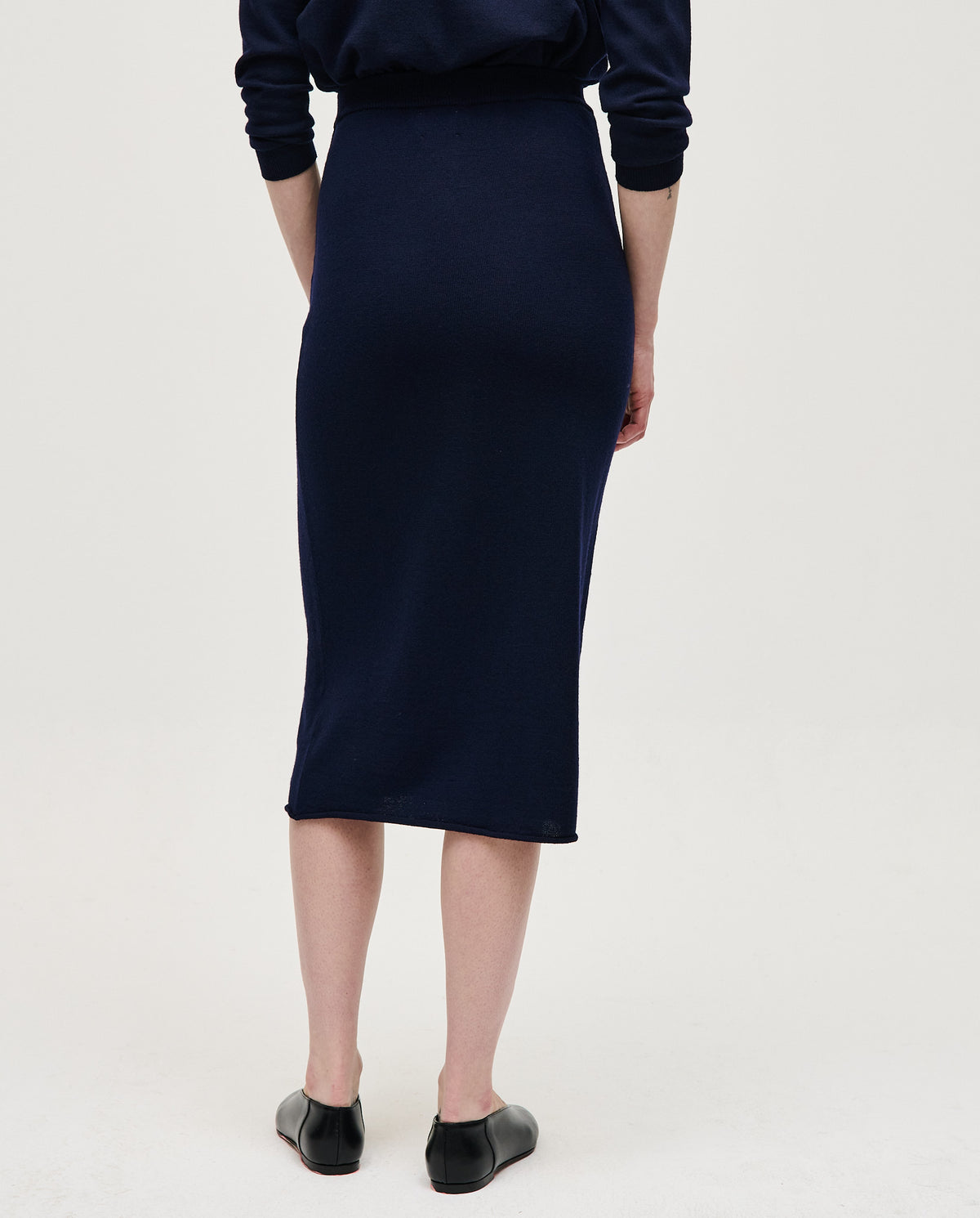 Navy skirt No25 by Babaà, featuring a stylish and elegant design, shown on a woman with a fitted waist and flowing fabric.