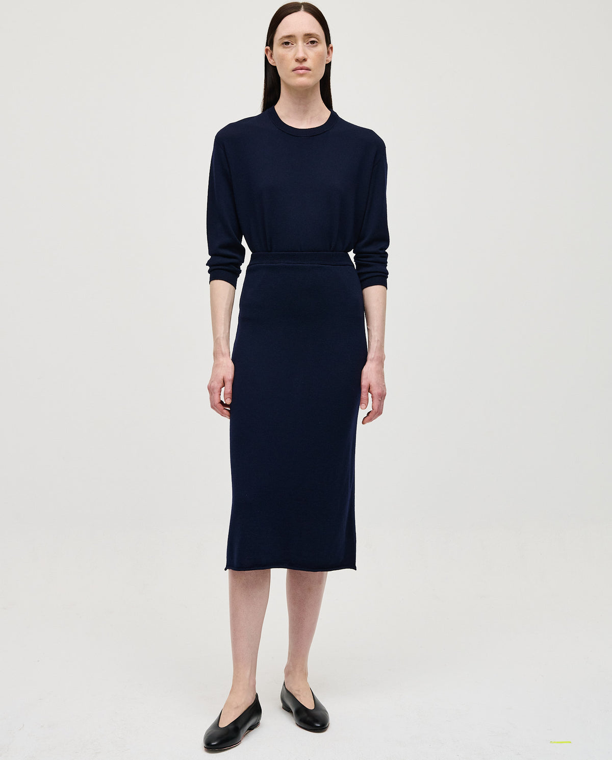 Navy Babaà No25 women's skirt with a sleek, fitted design, showcased on a model against a neutral background.