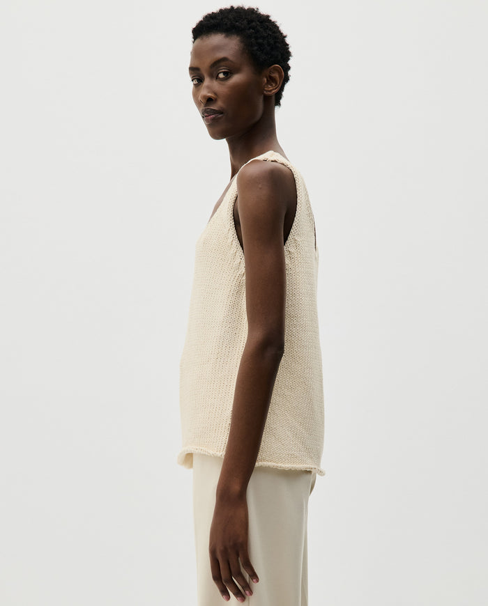 Woman wearing Babaà Top No1 Natural, light and comfortable sleeveless top with natural fabric, casual style.