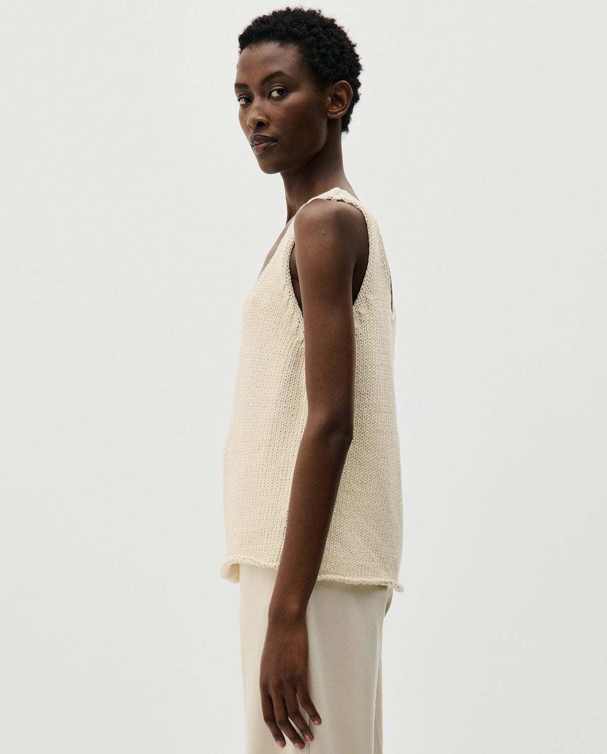 Woman wearing Babaà Top No1 Natural, light and comfortable sleeveless top with natural fabric, casual style.
