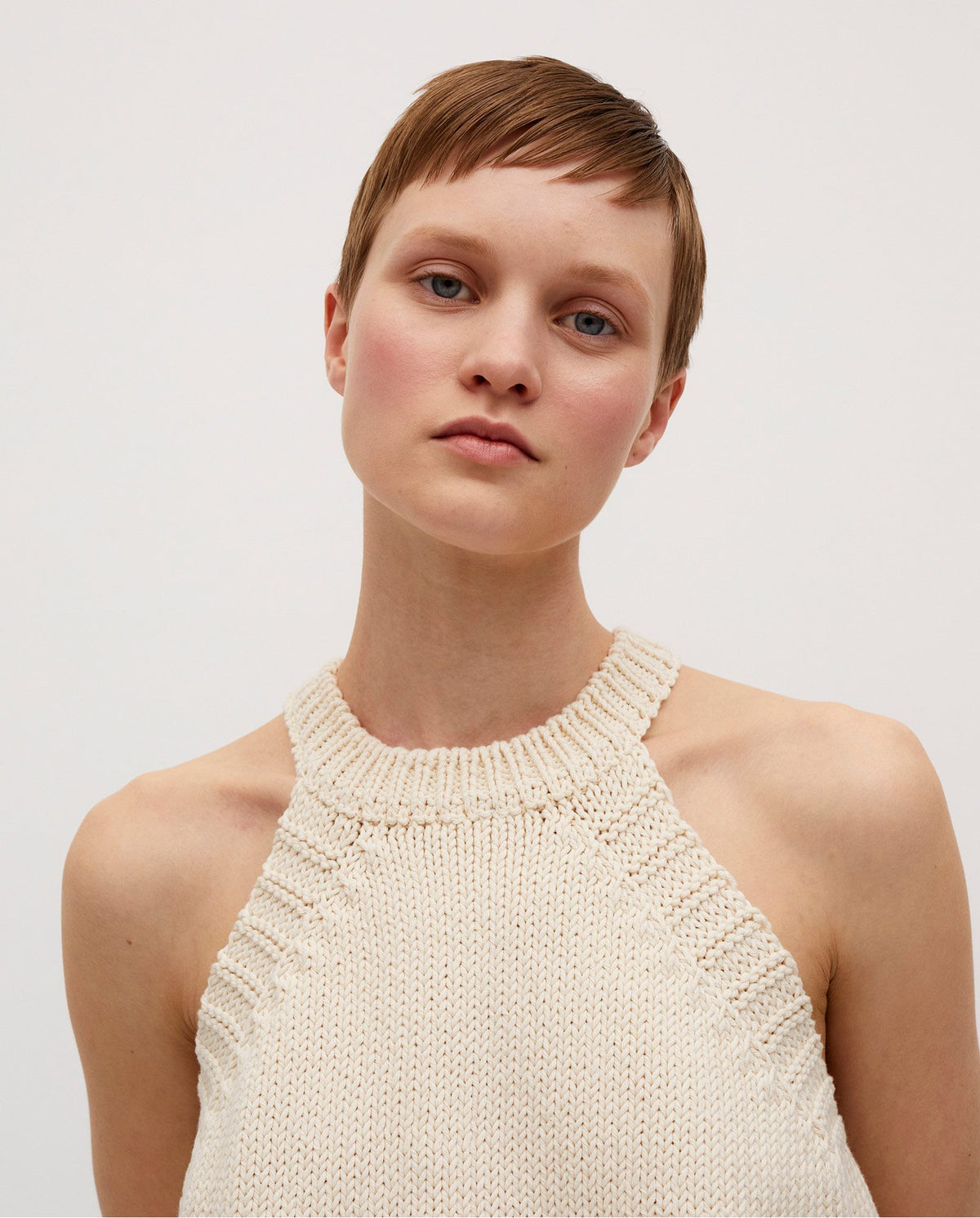 Babaà Top No2 Natural for women, featuring a comfortable fit and natural fabric, shown on a model in a casual setting.