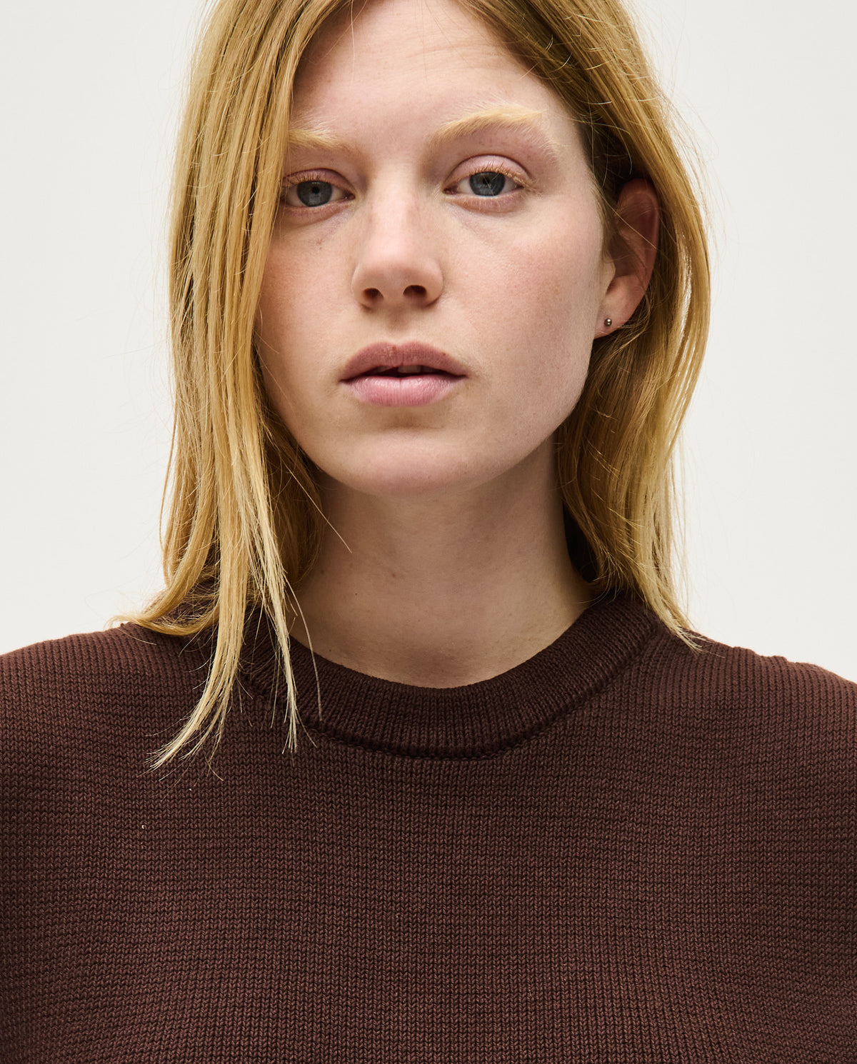Babaà Top No85 Husk worn by a woman, showcasing the stylish sleeveless design and textured fabric in natural light.