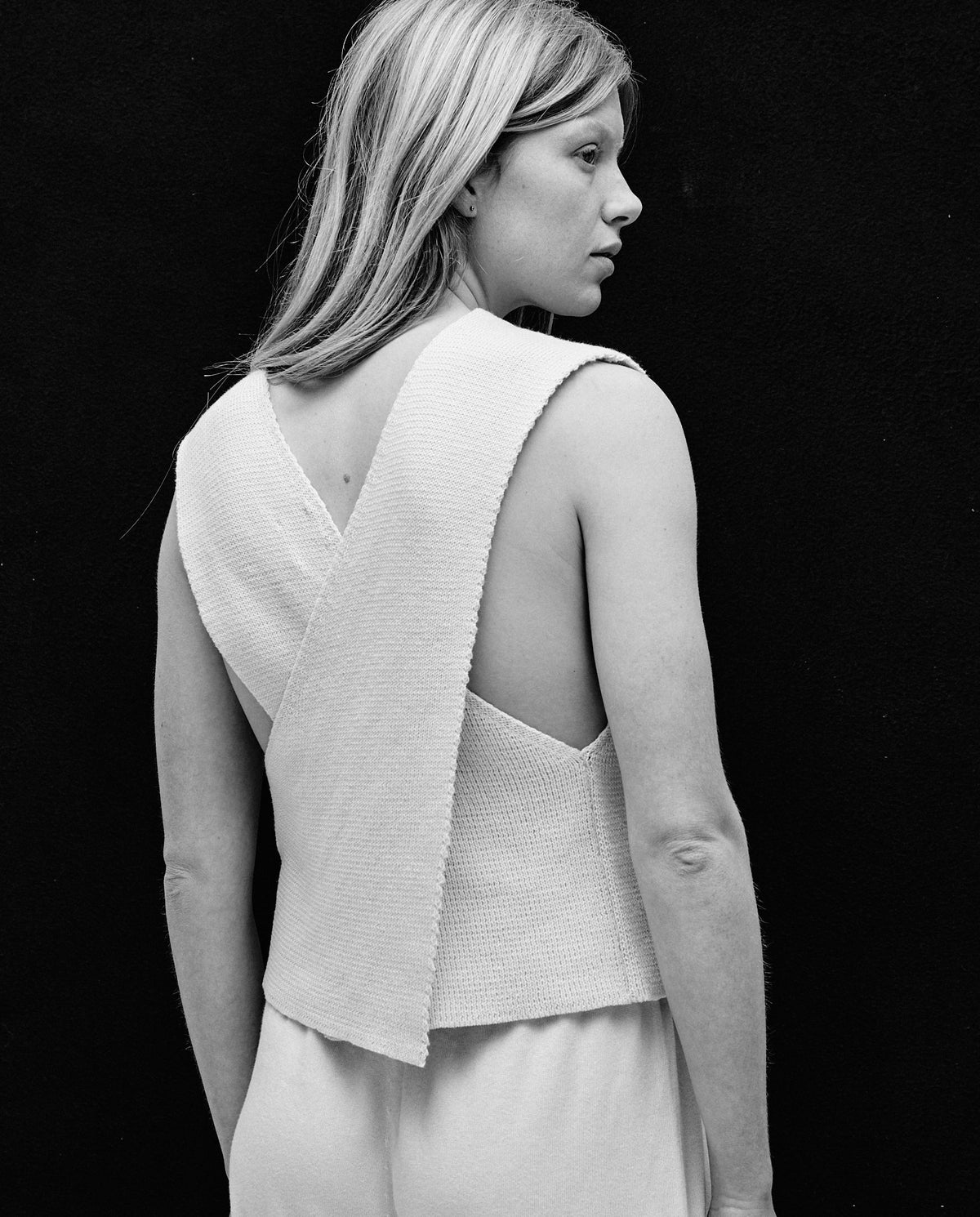 Woman wearing Babaà Top No85 Natural, stylish sleeveless top with a relaxed fit and natural fabric texture.