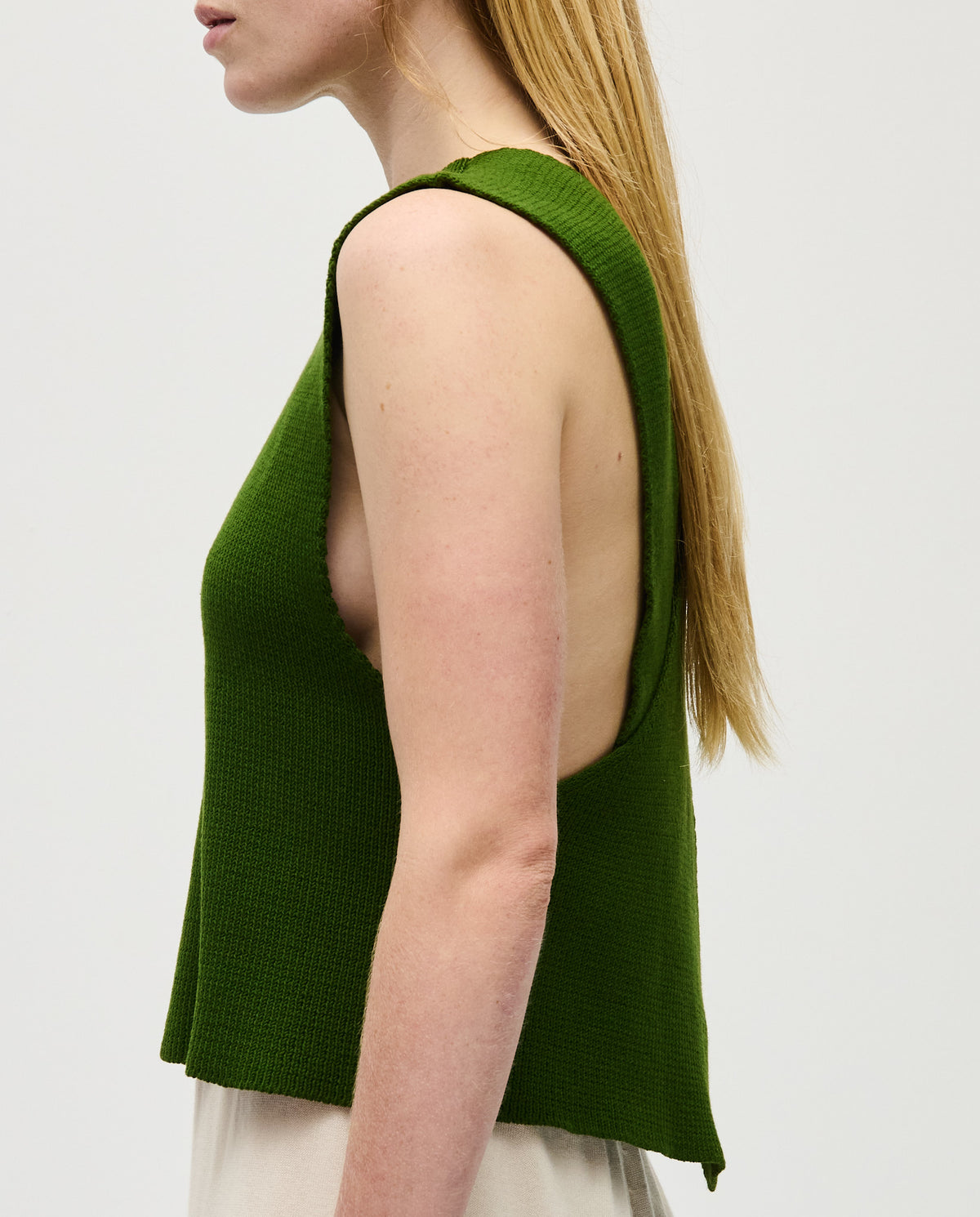 Babaà Top No85 Pine for women, featuring stylish design and comfortable fit, showcased on a model in this fashion image.