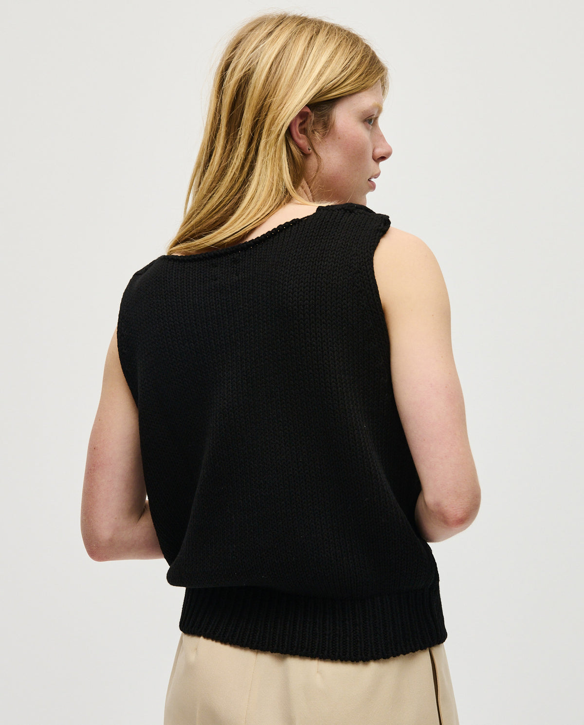Black Babaà Top No88 for women, featuring a stylish design, worn by a woman, showcasing a fashionable and comfortable look.