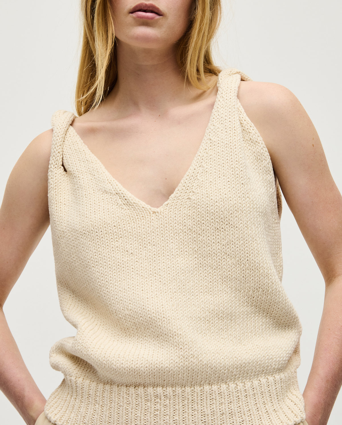 Woman wearing the Babaà Top No88 Natural, a stylish sleeveless top with a relaxed fit and natural fabric look.